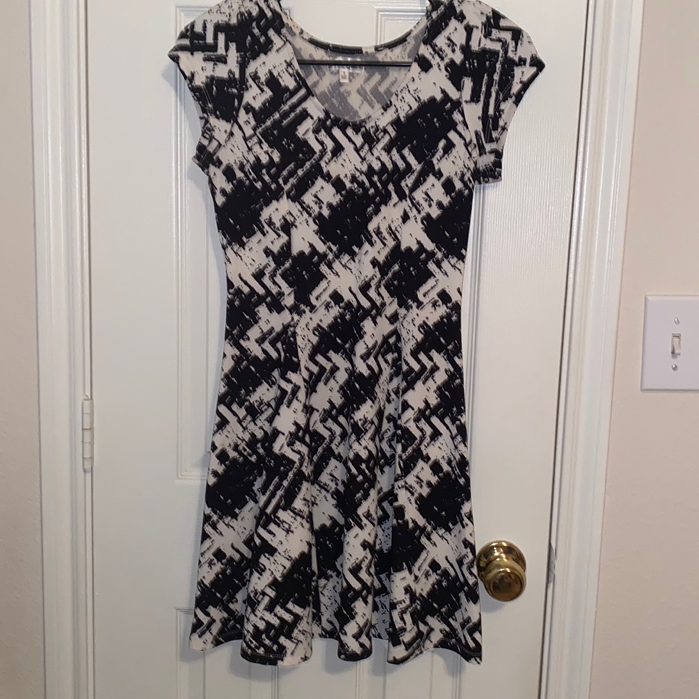 Juniors black and white abstract print dress